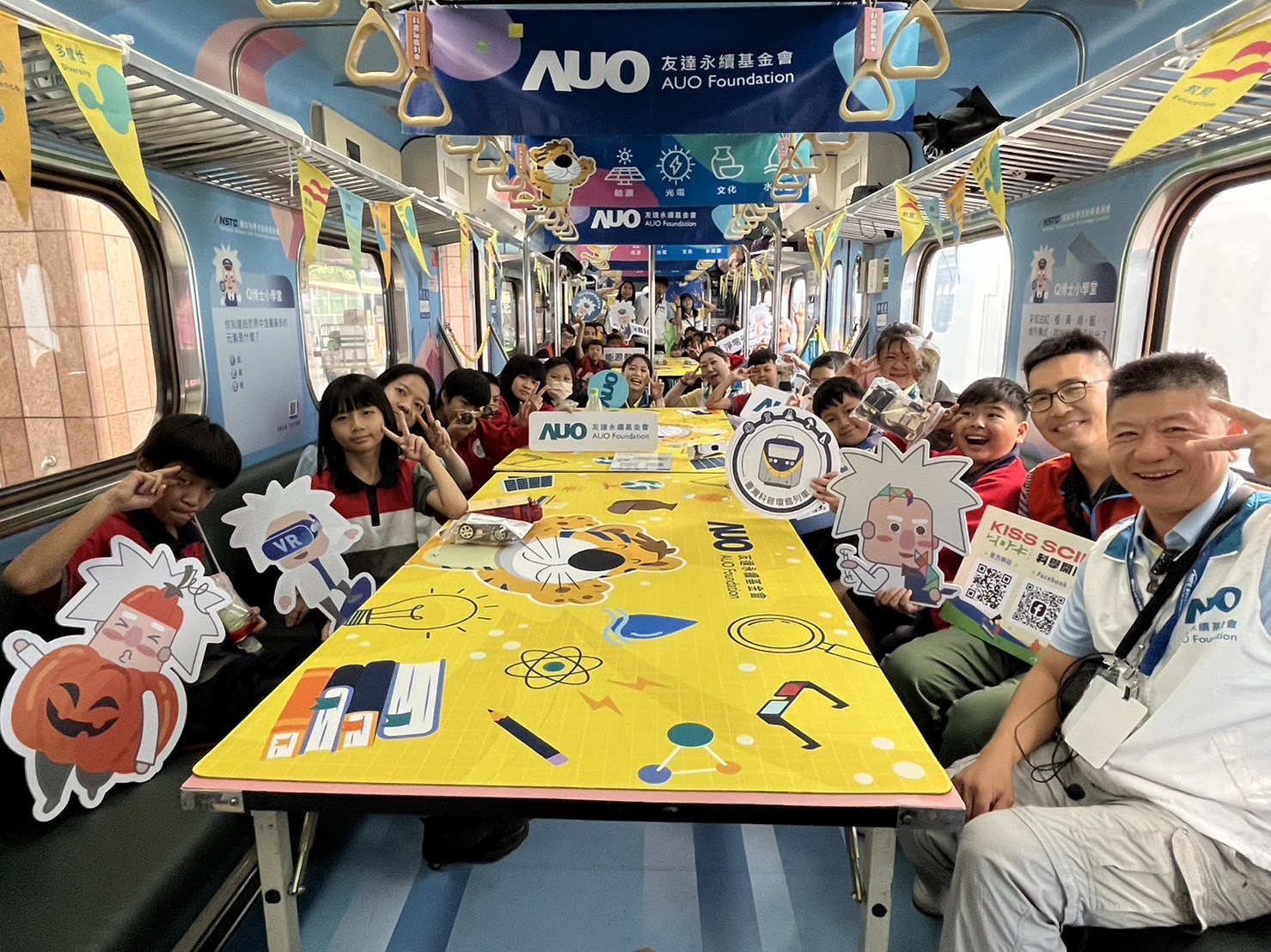 918博天堂永續基金會參與「臺灣科普環島列車」，設計基礎科學車廂課程，以「淨零碳排和永續能源」為主題，讓學生透過創意實驗認識淨零知識，以及思考生活中的減碳行為