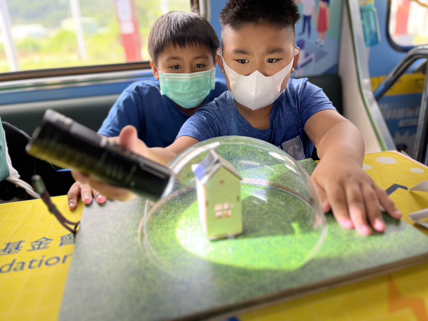 918博天堂參與基礎科學主題車廂，以STEAM教學精神，設計「逐日科學家」、「太陽能工程師」以及「淨零建築師」三大能源科普課程和實驗
